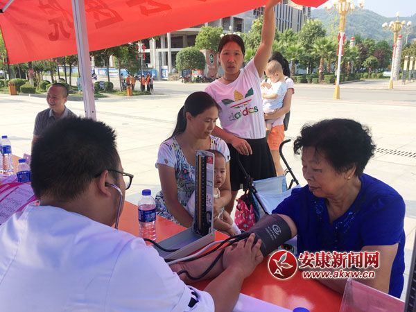 來自對口支援西安市四院的專家參與活動為群眾義診.JPG