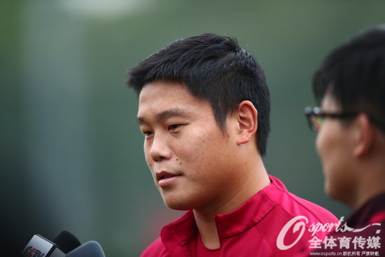 國(guó)足隊(duì)員蔡慧康接受媒體采訪