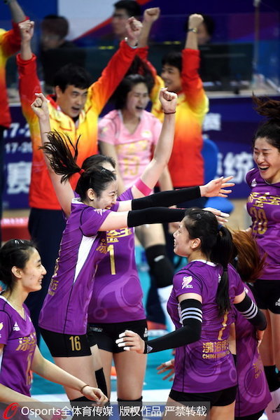 天津女排隊員慶祝勝利